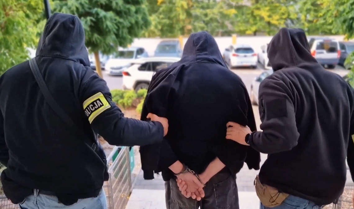 118 tys. zł metodą „na policjanta”. 21-latek zatrzymany po trzech tygodniach 1 118 tys. zł metodą „na policjanta”. 21-latek zatrzymany po trzech tygodniach
