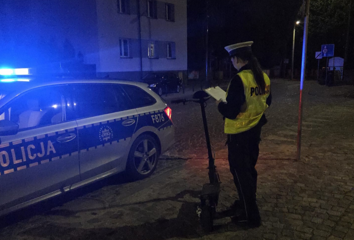 Dwóch nastolatków na jednej hulajnodze. 16-latek złamał rękę po zderzeniu ze słupkiem [WIDEO]