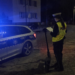 Dwóch nastolatków na jednej hulajnodze. 16-latek złamał rękę po zderzeniu ze słupkiem [WIDEO]