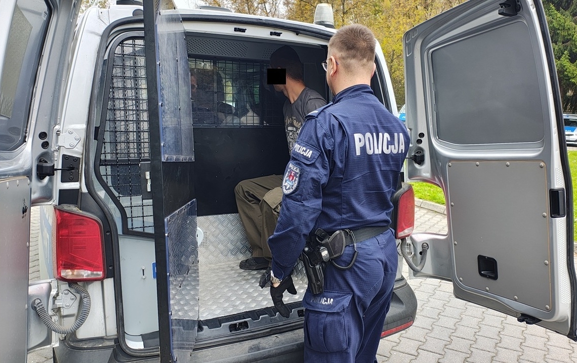 Rozbój w centrum Radomska. Napastnicy mieli użyć pałek i siekiery