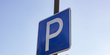Blisko 50 darmowych miejsc parkingowych może zniknąć. Władze Łodzi chcą sprzedać działkę przy Piłsudskiego