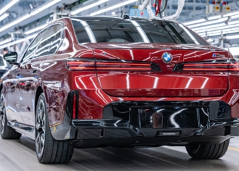 Dokładność, odpowiedzialność, umiejętności – jakie cechy wyróżniają dobrego mechanika samochodowego?