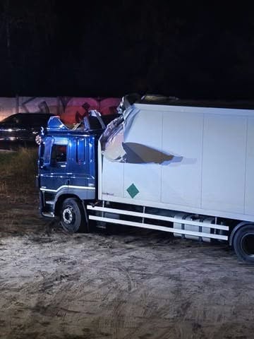 Tir nie zmieścił się pod wiaduktem kolejowym koło Zduńskiej Woli. Są opóźnienia pociągów 1 Tir nie zmieścił się pod wiaduktem kolejowym koło Zduńskiej Woli. Są opóźnienia pociągów