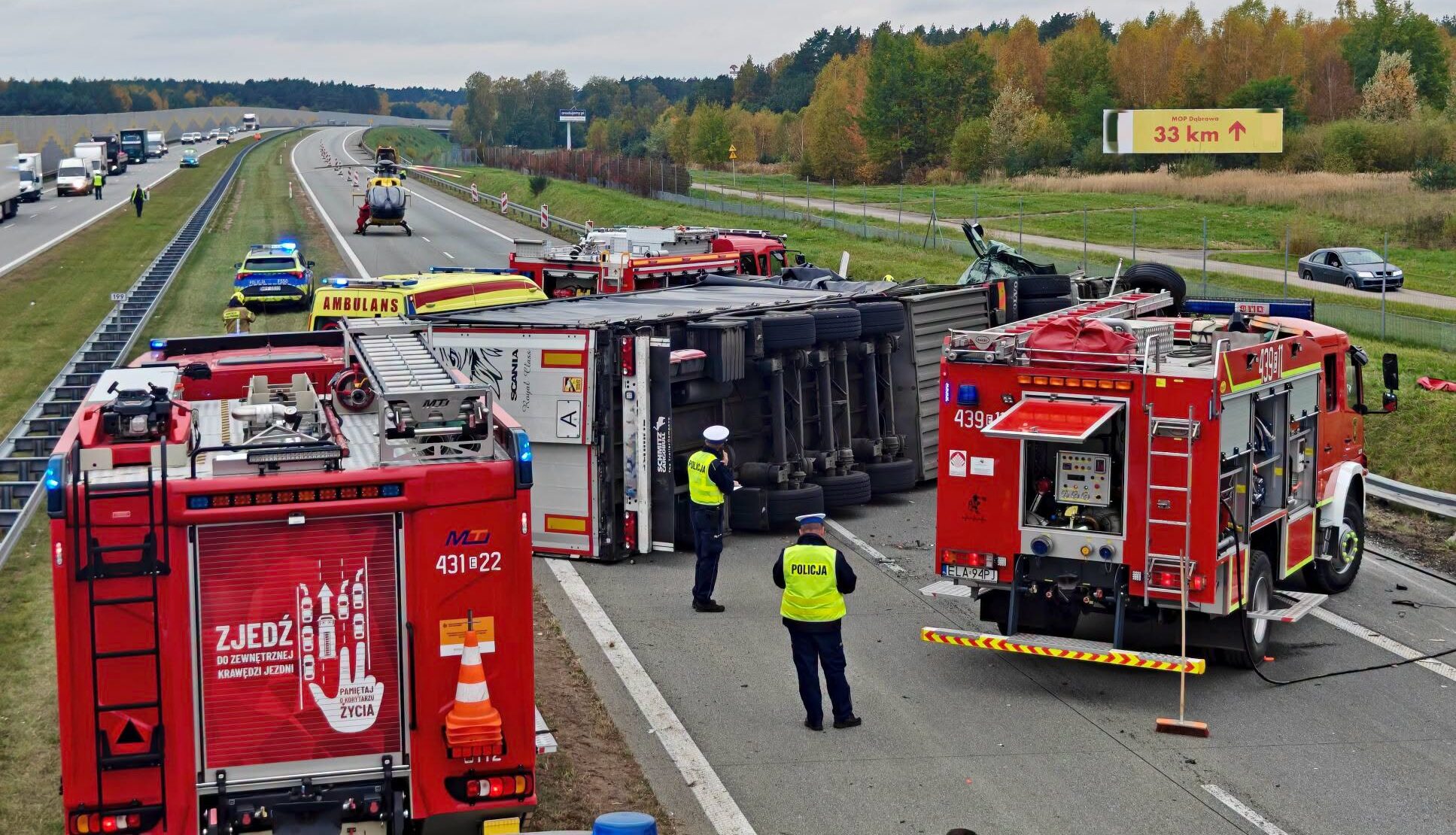 Wypadek na S8 w Łopatkach. Kierowca ciężarówki zabrany do szpitala śmigłowcem LPR