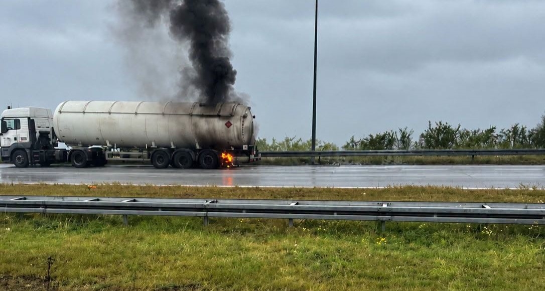 Niebezpieczne zdarzenie na A1. Płonęło koło cysterny z gazem