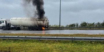 Niebezpieczne zdarzenie na A1. Płonęło koło cysterny z gazem