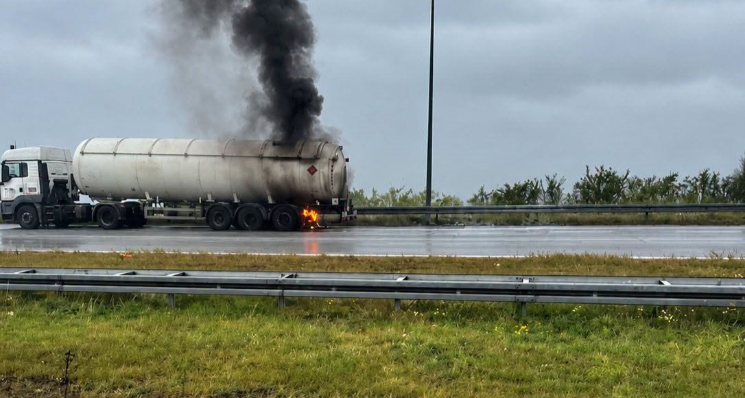 Niebezpieczne zdarzenie na A1. Płonęło koło cysterny z gazem