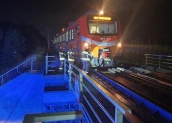 Tir nie zmieścił się pod wiaduktem kolejowym koło Zduńskiej Woli. Są opóźnienia pociągów