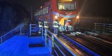 Tir nie zmieścił się pod wiaduktem kolejowym koło Zduńskiej Woli. Są opóźnienia pociągów