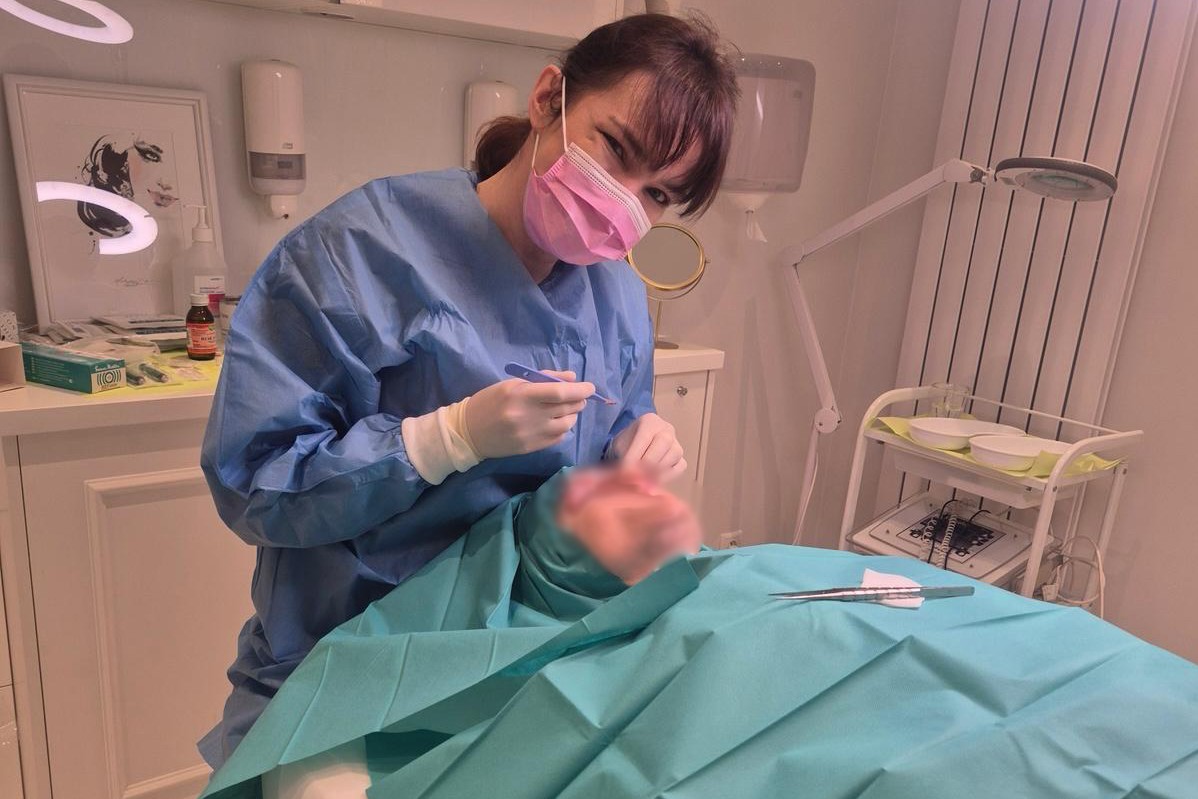 Lekarze z Łodzi uratowali jej życie po wypadku na A1. Izabela Gabryelczak znów operuje 2 Lekarze z Łodzi uratowali jej życie po wypadku na A1. Izabela Gabryelczak znów operuje