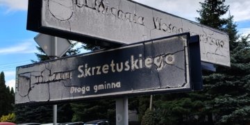 Wyblakłe i nieczytelne tablice uliczne w Sieradzu. Radny chce ich wymiany