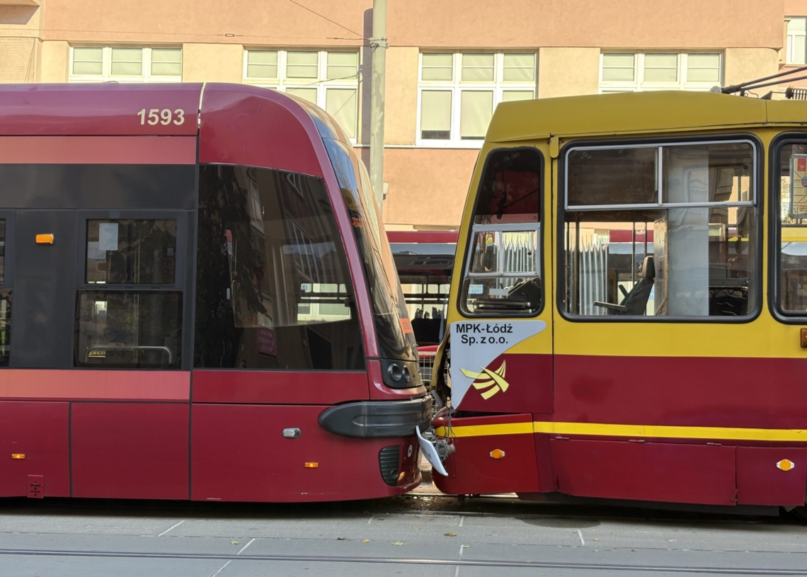 Zderzenie tramwajów na Narutowicza w Łodzi. Kobieta trafiła do szpitala 1 Wypadek z udziałem tramwajów na Narutowicza w Łodzi. Kobieta trafiła do szpitala
