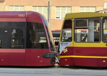 Wypadek z udziałem tramwajów na Narutowicza w Łodzi. Kobieta trafiła do szpitala