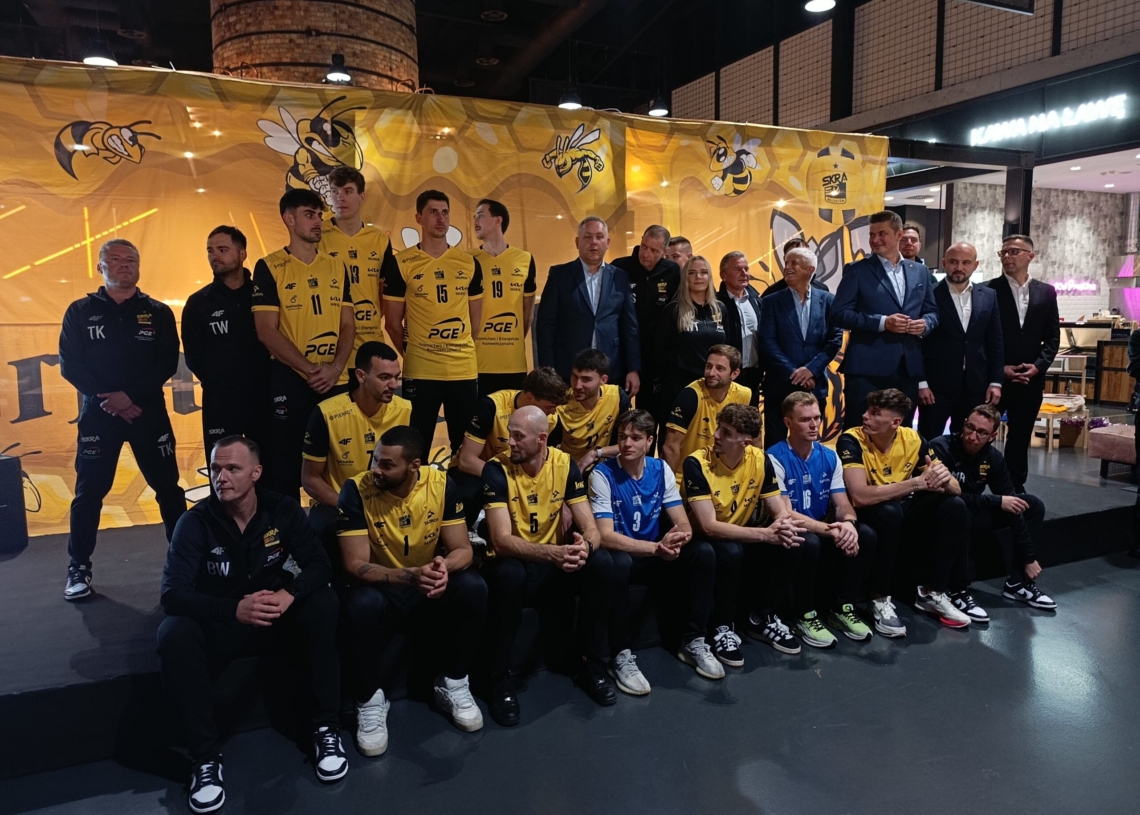 Skra Bełchatów gotowa na nowy sezon. Zespół zaprezentował się kibicom 1 Skra Bełchatów gotowa na nowy sezon. Zespół zaprezentował się kibicom