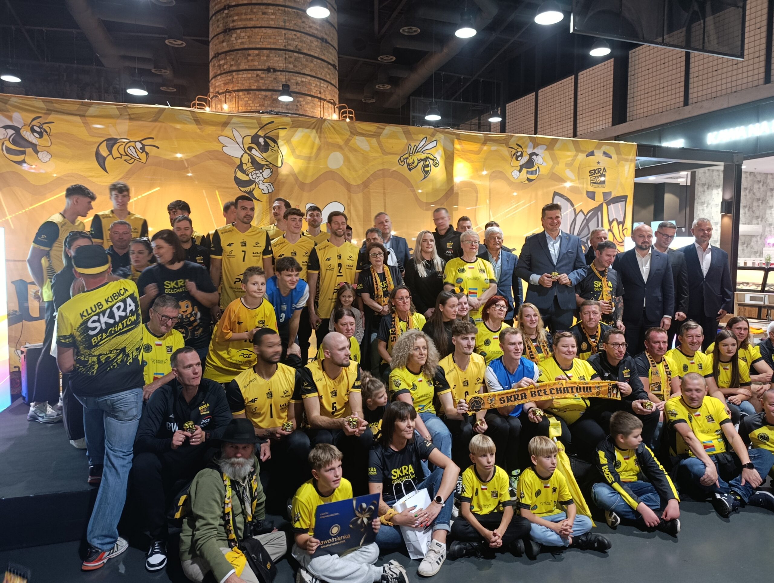 Skra Bełchatów gotowa na nowy sezon. Zespół zaprezentował się kibicom 2 Skra Bełchatów gotowa na nowy sezon. Zespół zaprezentował się kibicom