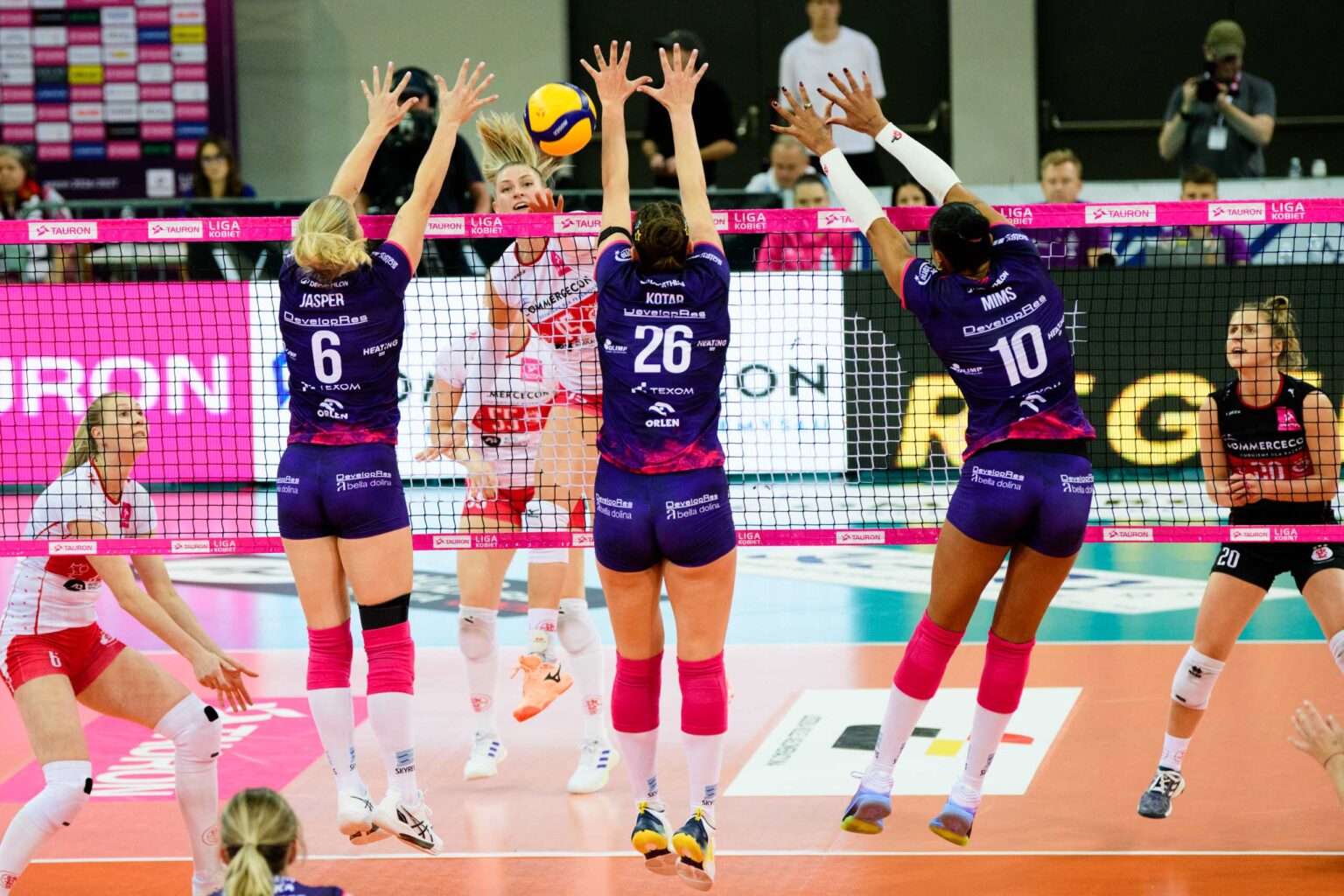 LKS Commercecon vs Developres Rzeszow fot Sebastian Szwajkowski 31