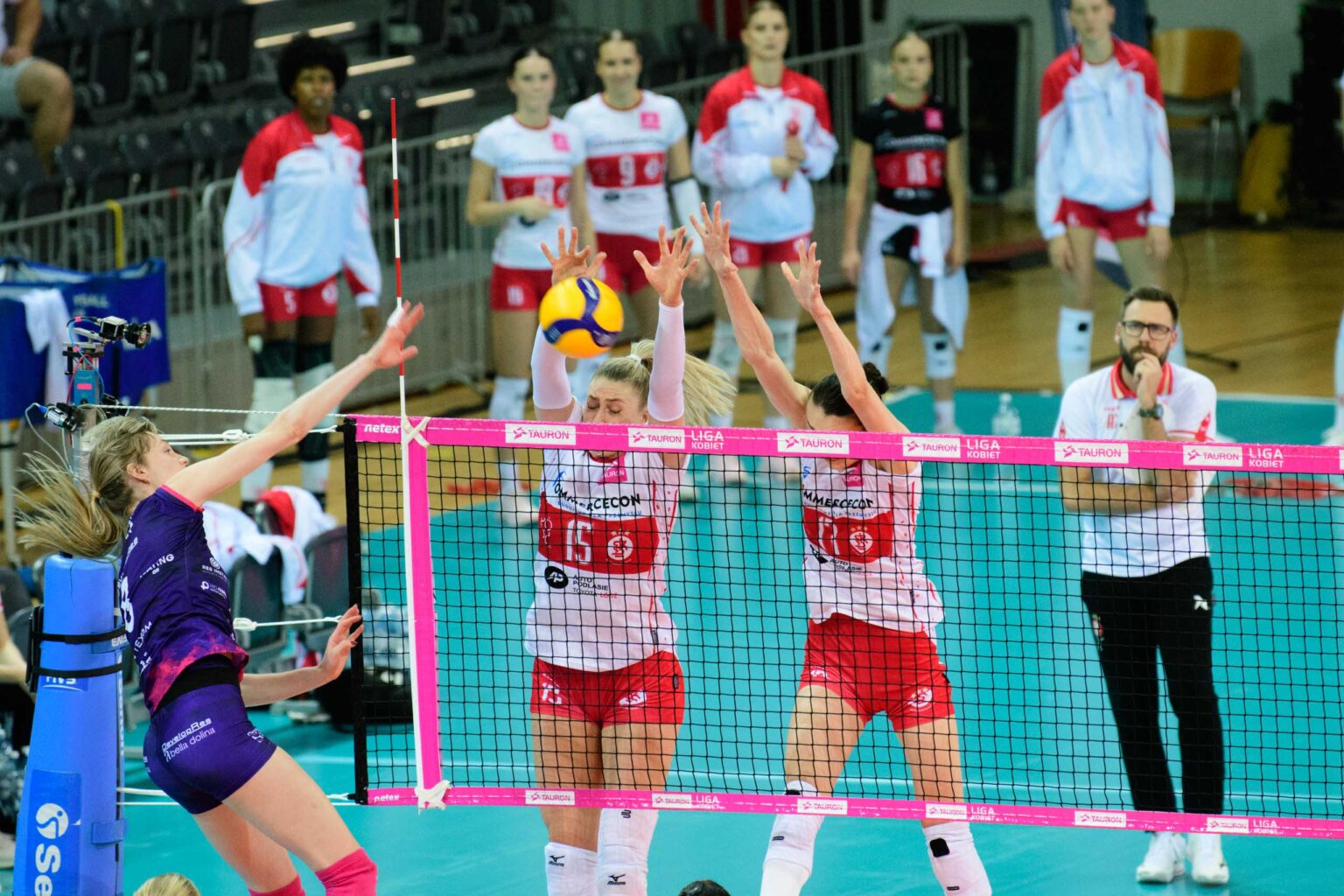LKS Commercecon vs Developres Rzeszow fot Sebastian Szwajkowski 33