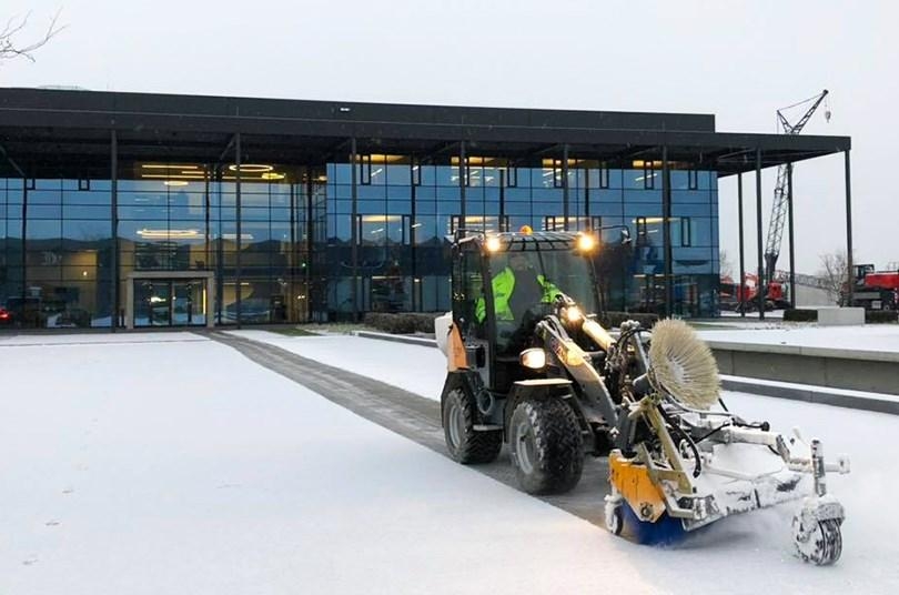 Ładowarki komunalne Giant - jedna baza, osprzęt na cztery pory roku 1 Ładowarki komunalne Giant - jedna baza, osprzęt na cztery pory roku