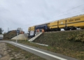 Tir nie zmieścił się pod wiaduktem kolejowym koło Zduńskiej Woli 3 Tir nie zmieścił się pod wiaduktem kolejowym koło Zduńskiej Woli