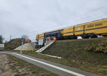 Tir nie zmieścił się pod wiaduktem kolejowym koło Zduńskiej Woli
