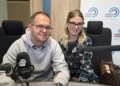 Klęczące dzieci pod ratuszem w Zduńskiej Woli. Co kryje się za ich milczeniem? 