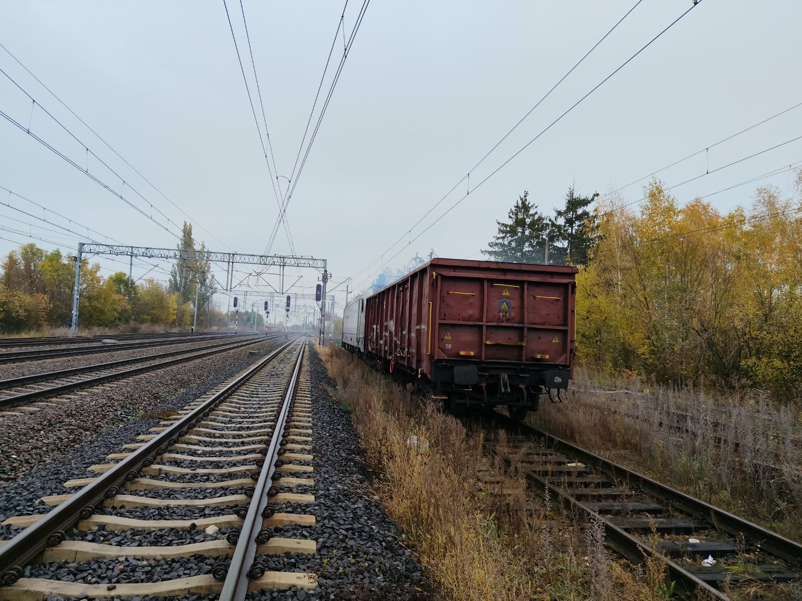 Pożar wagonu z siarką na stacji kolejowej w Kozubach. 10 zastępów straży pożarnej w akcji 2 Pożar wagonu z siarką na stacji kolejowej w Kozubach. 10 zastępów straży pożarnej w akcji
