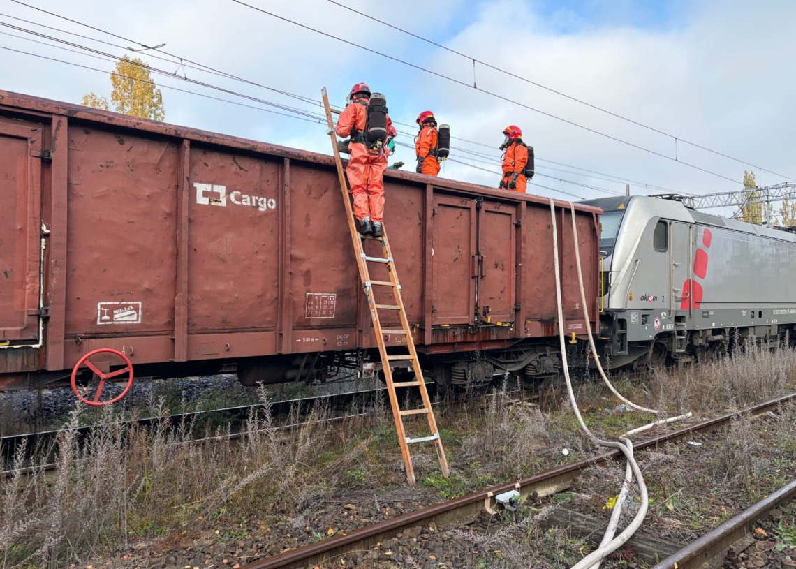Pożar wagonu z siarką na stacji kolejowej w Kozubach. 10 zastępów straży pożarnej w akcji 1 Pożar wagonu z siarką na stacji kolejowej w Kozubach. 10 zastępów straży pożarnej w akcji