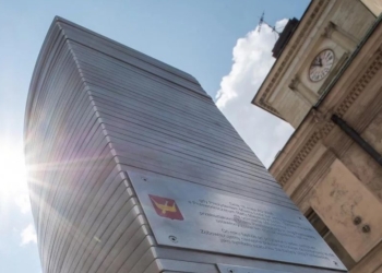 Samochód dostawczy przewrócił Pomnik Ulicy Piotrkowskiej. Kierowca odjechał