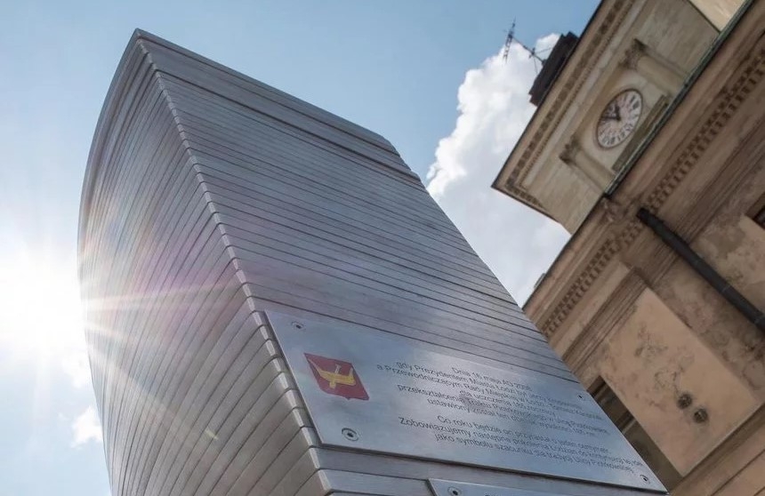 Samochód dostawczy przewrócił Pomnik Ulicy Piotrkowskiej. Kierowca odjechał 1 Samochód dostawczy przewrócił Pomnik Ulicy Piotrkowskiej. Kierowca odjechał