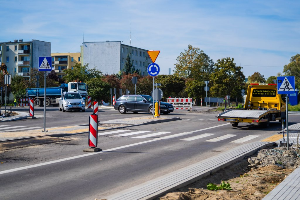 Po rondzie w Zduńskiej Woli jeżdżą już kierowcy 2 Po rondzie w Zduńskiej Woli jeżdżą już kierowcy, fot. Urząd Marszałkowski