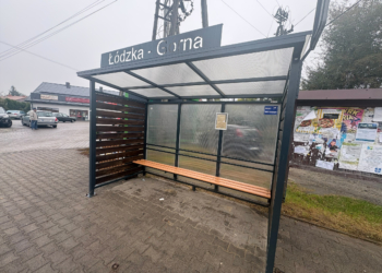 Problem z wiatami przystankowymi w Justynowie. Deszcz i wiatr dostają się do środka