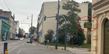 Wiszące reklamy zajmują drogę? Łódzki Pub KEJA musi usunąć szyldy