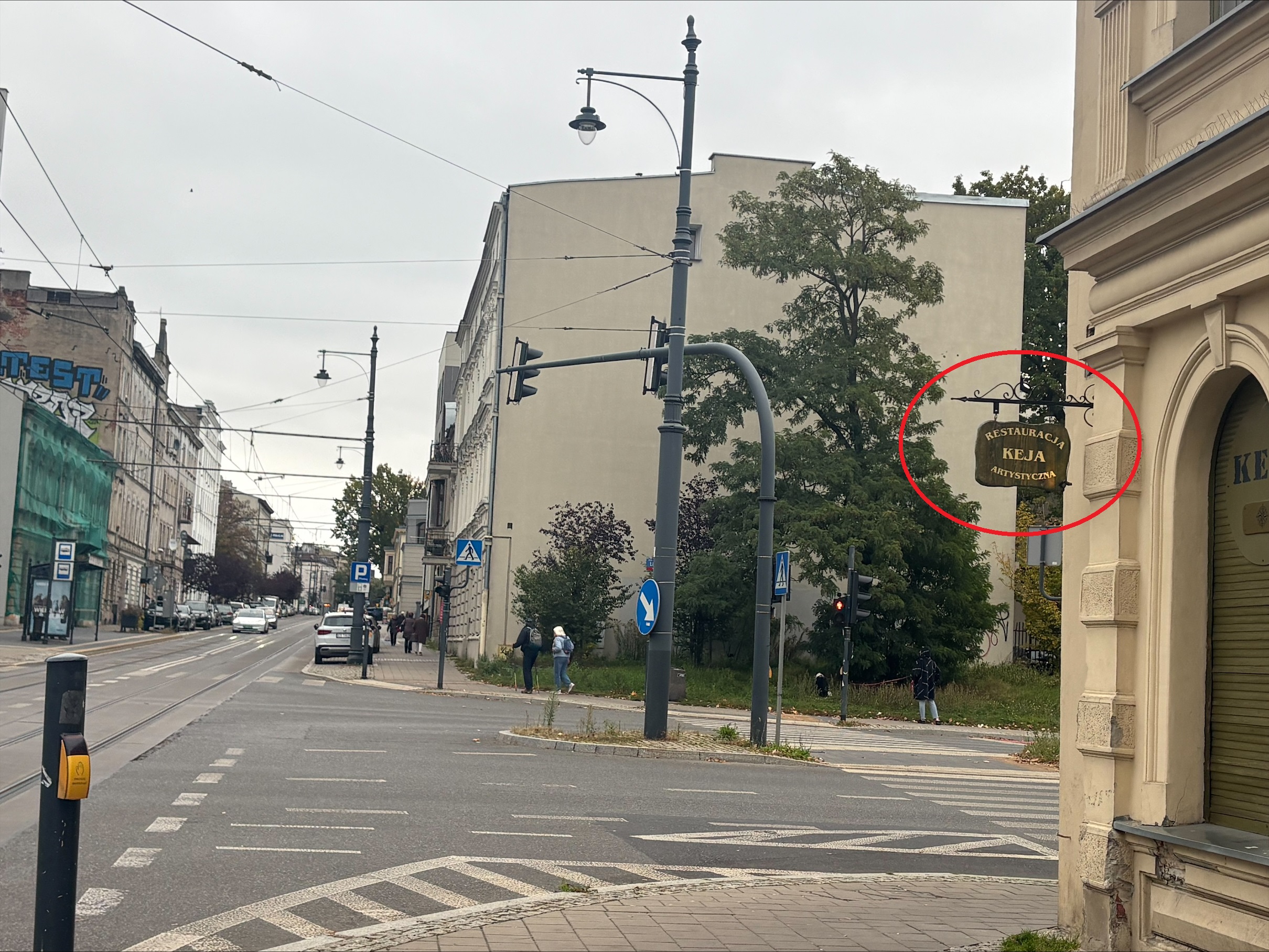 Wiszące reklamy zajmują drogę? Łódzki Pub KEJA musi usunąć szyldy